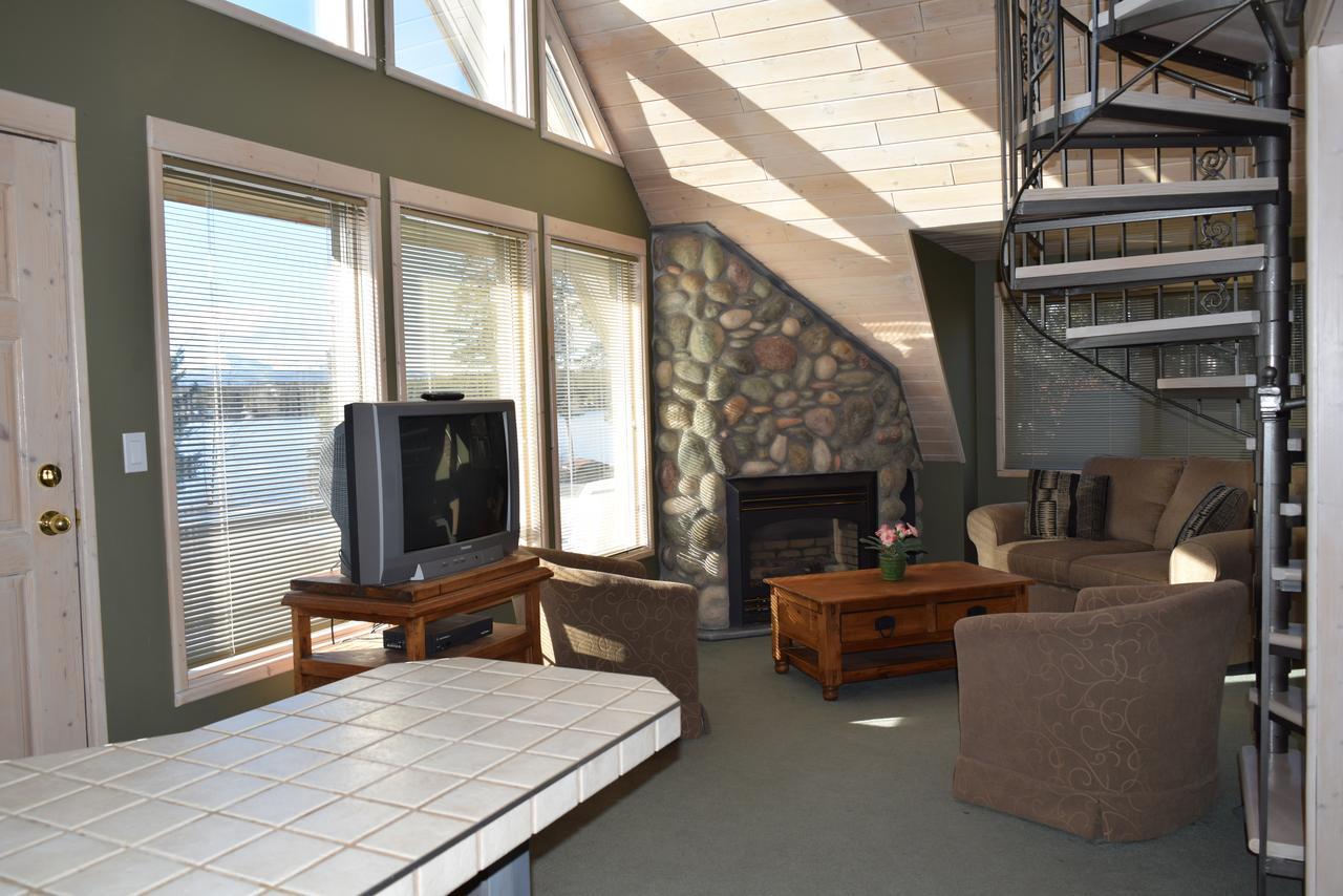 Retreat Wilderness Inn Nimpo Lake Exterior photo